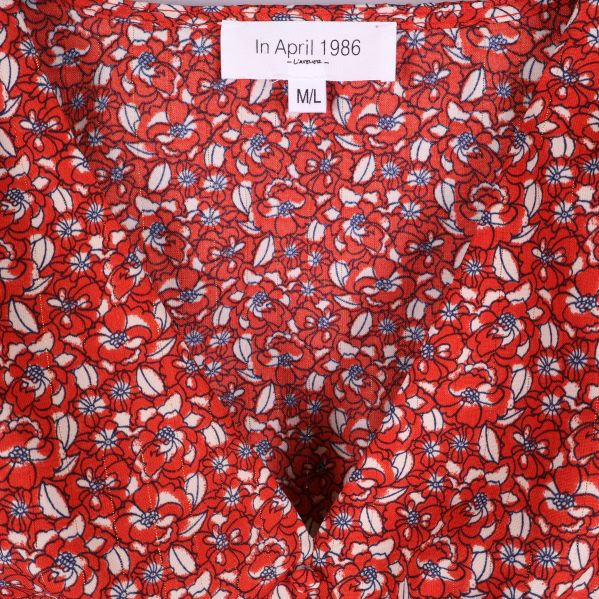 Närbild på etikett In April 1986 i klänningen