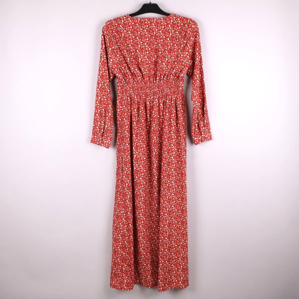 Bakre vy av rödblommig maxiklänning med smock