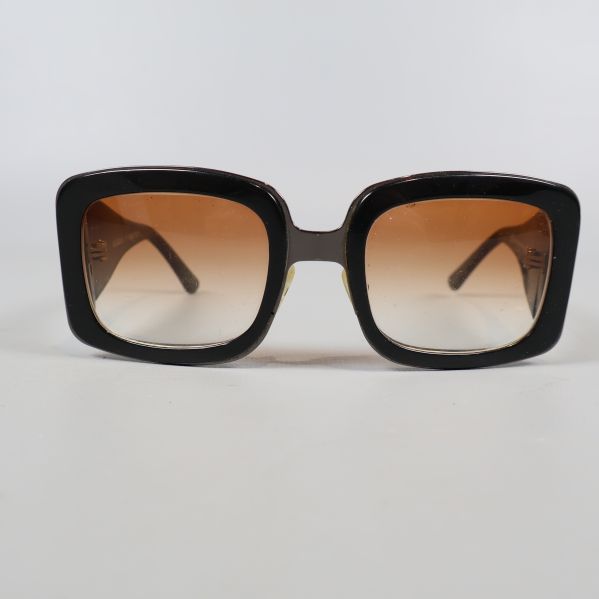 Fyrkantiga solglasögon med bruntonat glas framifrån