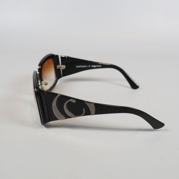 Sidovy solglasögon med silverdekor på skalmar