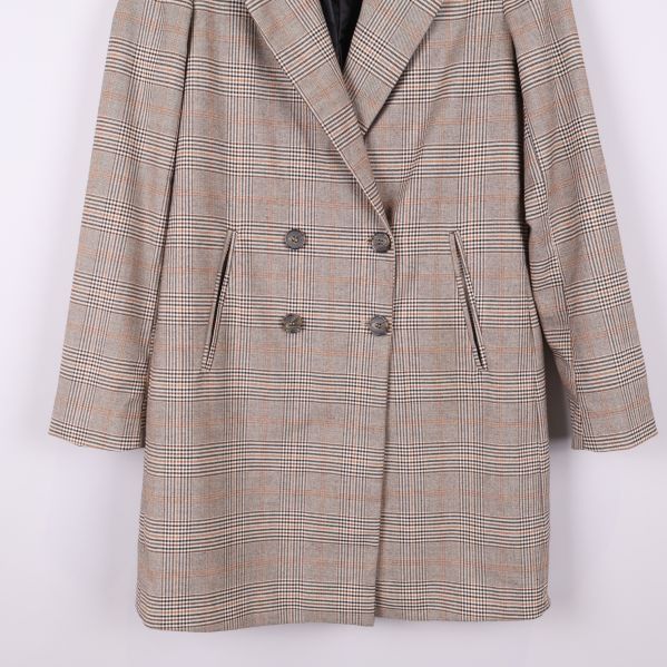 Nedre delen av rutig kavajkappa med fickor