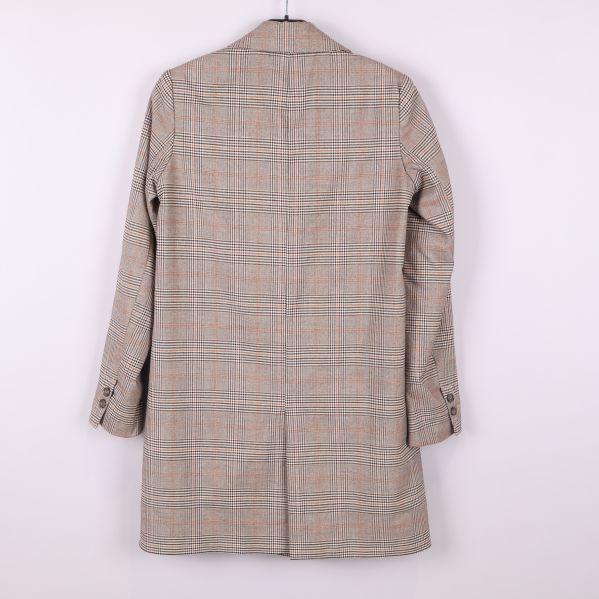 Kavajkappa med rutigt mönster sedd bakifrån