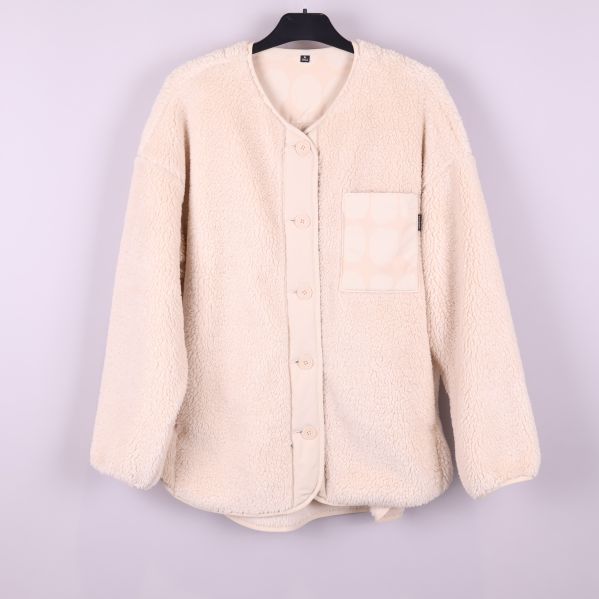 Framsida av beige fleecejacka med bröstficka