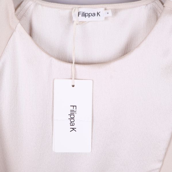 Närbild av Filippa K-etikett i halsringning