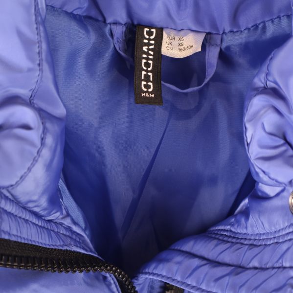 Närbild på etiketten med DIVIDED och H&M tryckt