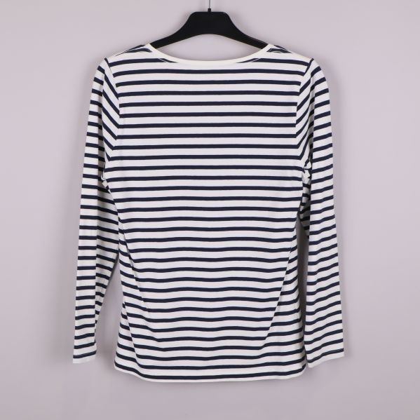 Baksidan av randig långärmad tröja 