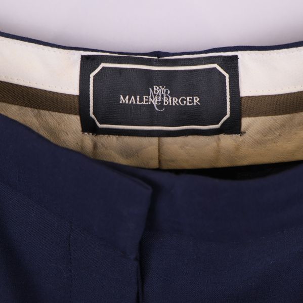 Närbild på By Malene Birger märkesskylt i plagget