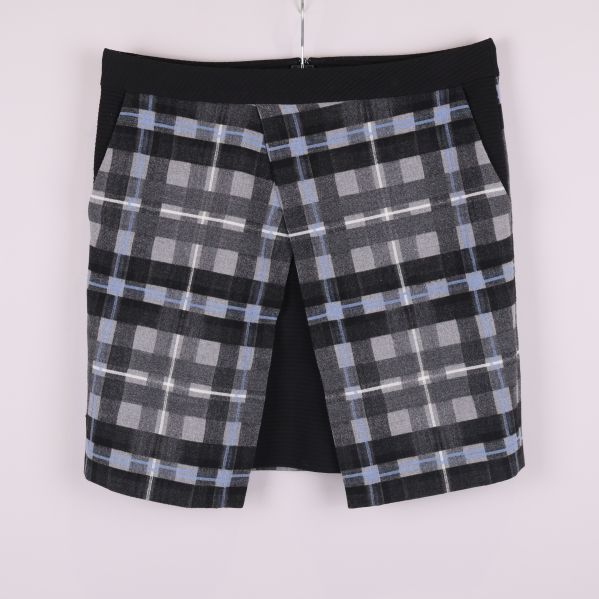 Kjol med rutigt mönster och slits framtill