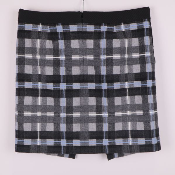 Baksidan av kjolen visar rutigt mönster och svart linning