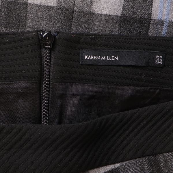 Närbild på dragkedja och Karen Millen-logotyp i linningen