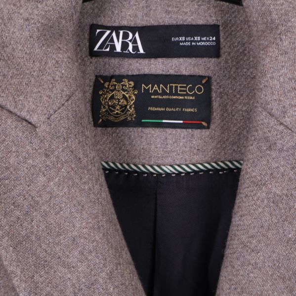 Närbild på etikett: Zara och Manteco i kappa