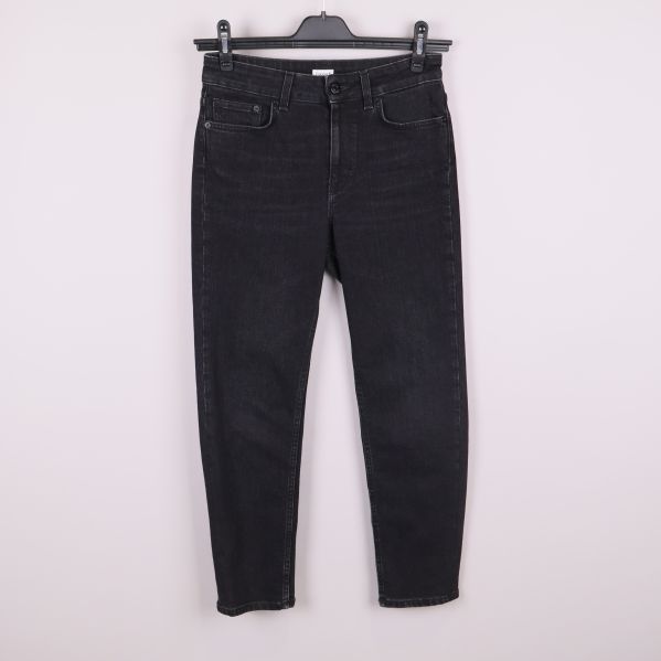 Framsida av svarta stretchjeans