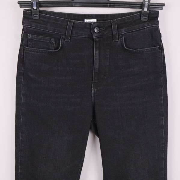 Midja och fickor på svarta jeans i närbild