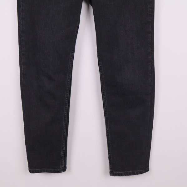 Närbild på benen nedtill på svarta jeans