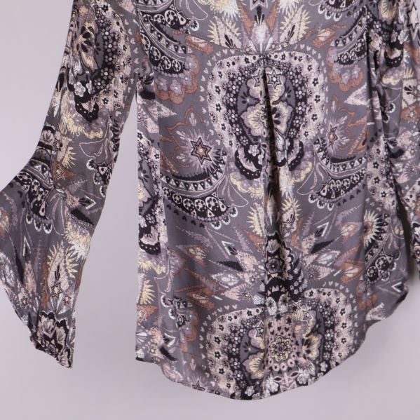 Närbild på utsvängd ärm och mönstrat tyg