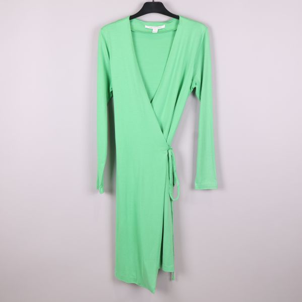 Ljusgrön omlottklänning med långa ärmar 