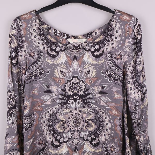 Närbild på toppens bröstparti och mönster