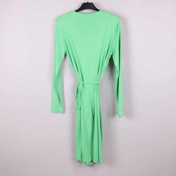 Omlottklänning bakifrån, ljusgrön färg och knytband