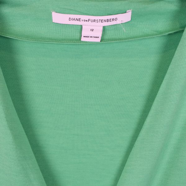 Närbild på vit etikett med Diane von Furstenberg-logotyp