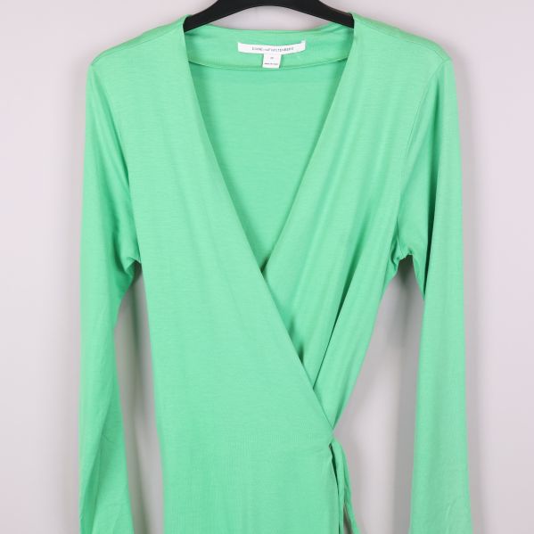 Överdel av grön omlottklänning med v-ringning