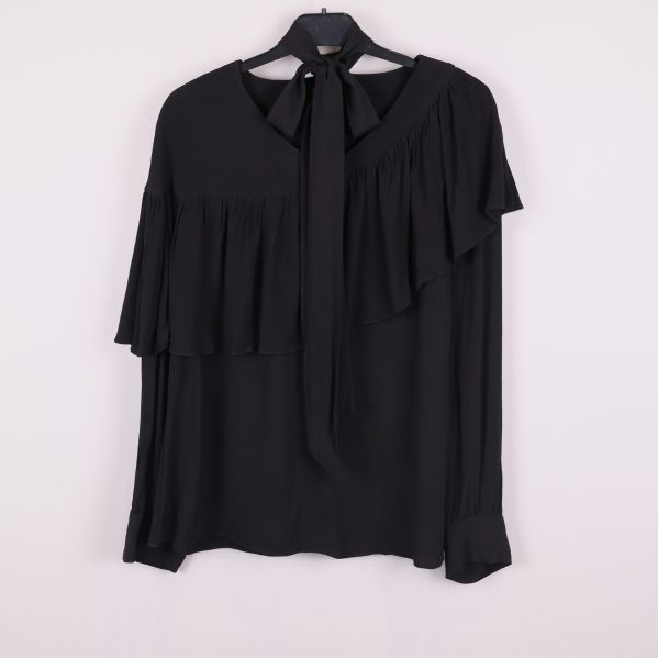 Svart blus med volang och knytband framifrån 