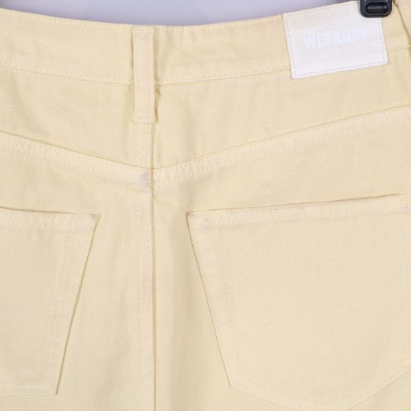 Närbild på bakfickor och vit etikett med texten WEEKDAY