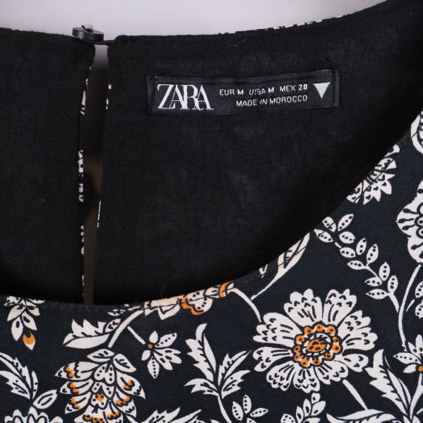 Zara-etikett på insidan av blommig klänning