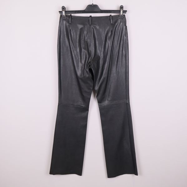 Svarta coated byxor visade bakifrån