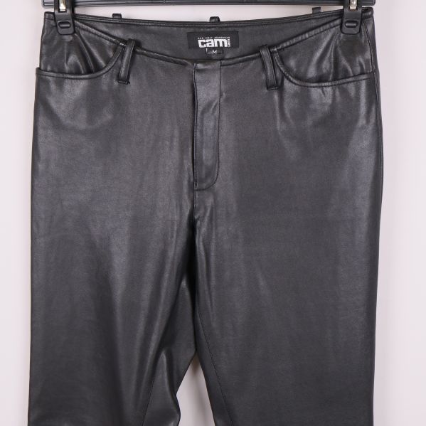 Främre detalj av byxlinningen och fickorna på svarta byxor