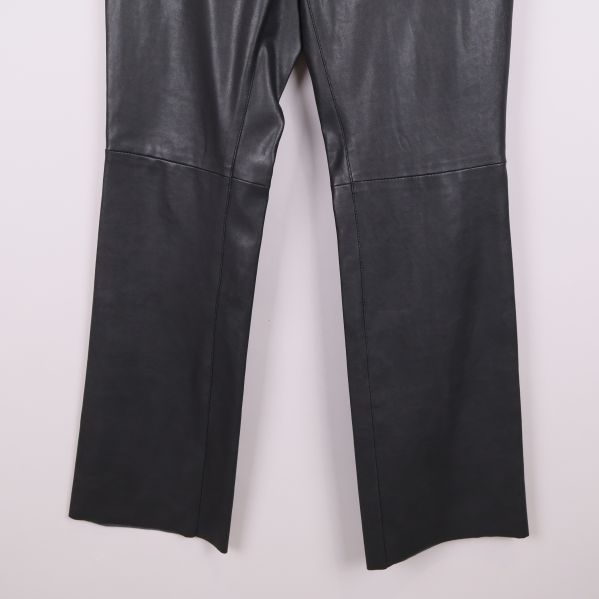 Nedre benparti på svarta byxorna med synliga sömmar