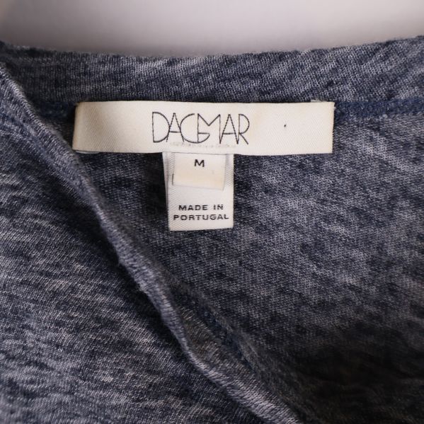 Närbild på Dagmar-logotyp och storlek M