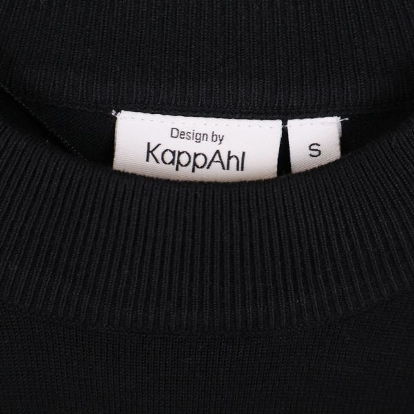 Närbild på label Design by KappAhl och storlek S