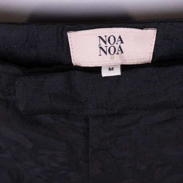 Noa Noa varumärkesetikett och M-storlekslapp inuti byxlinningen