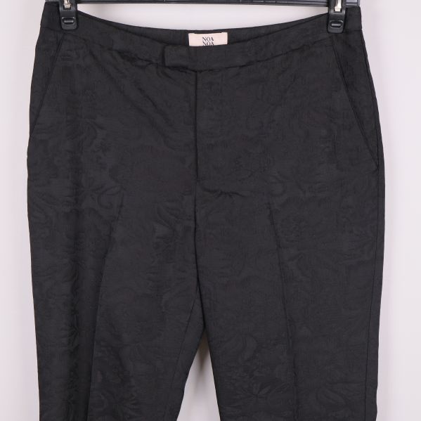 Närbild på framsidan av byxorna med fickor och struktur