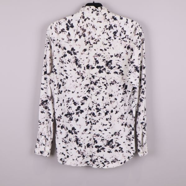 Svartvit mönstrad skjorta upphängd bakifrån