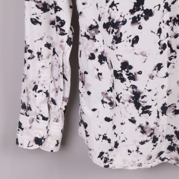 Närbild på skjortans ärmslut och mönster