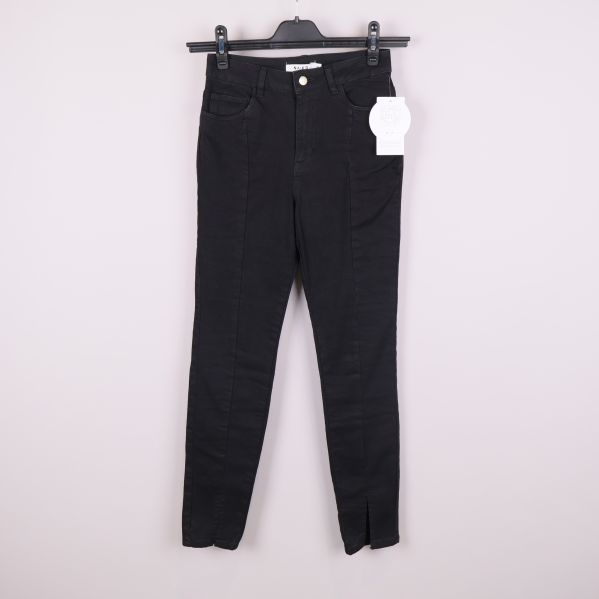 Framsida av svarta skinnyjeans med slits nertill