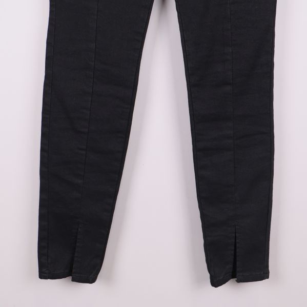 Närbild på bensluten med slits på jeansen