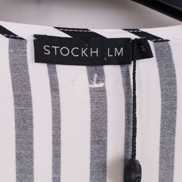 STOCKH LM märkesetikett syns invändigt i kragen