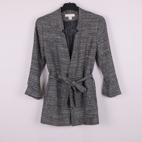 Kavaj med svartvitt vävt mönster och knytskärp framifrån