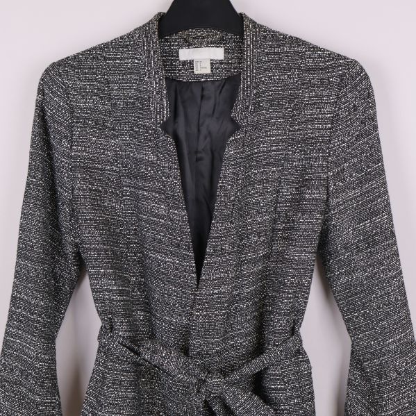 Närbild av kavajens framsida, krage och knytskärp syns tydligt