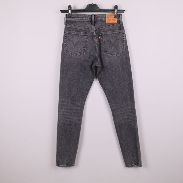 Grå jeans bakifrån med fickor och etikett