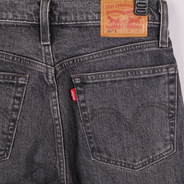 Närbild på Levi's etikett och bakfickor på jeans