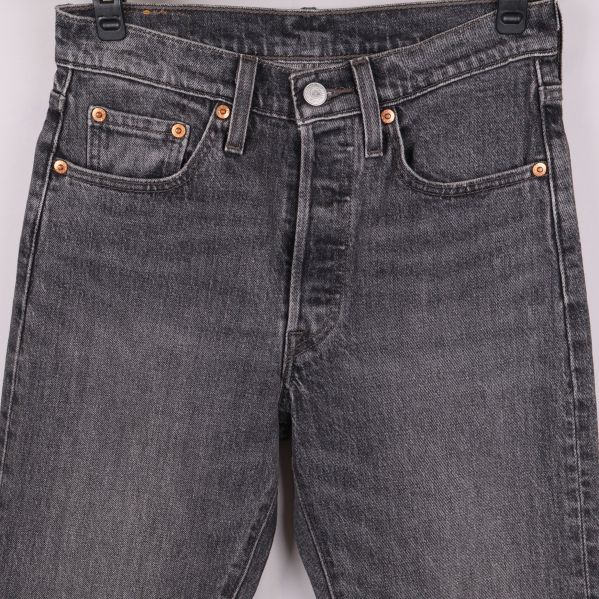 Främre midjedetaljer och fickor på grå jeans