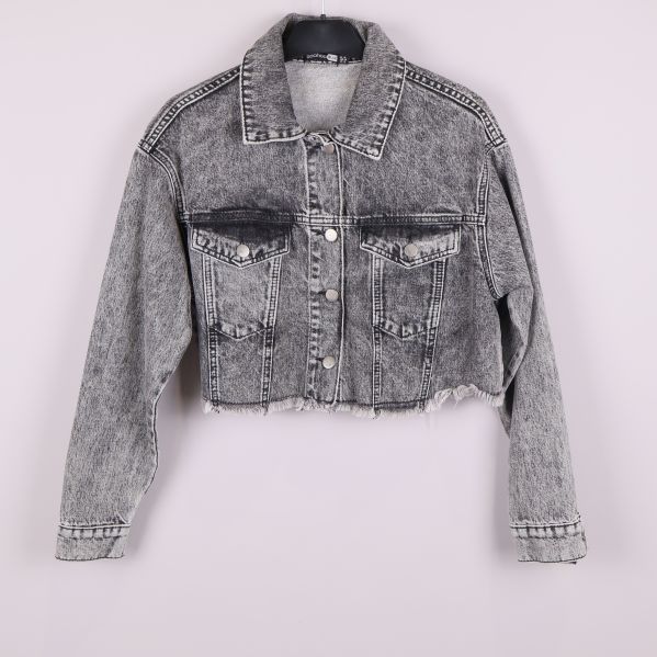 Grå cropped jeansjacka framifrån