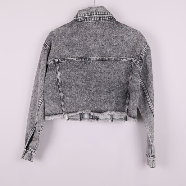 Baksidan av grå jeansjacka med rå kant