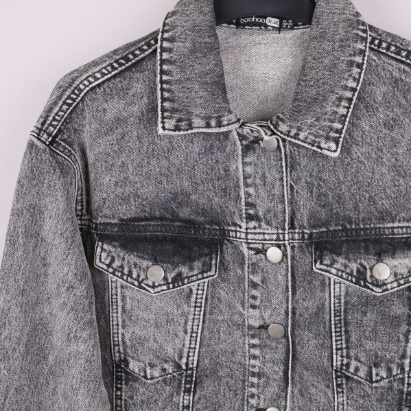 Detalj av framsidan på jackans bröstfickor