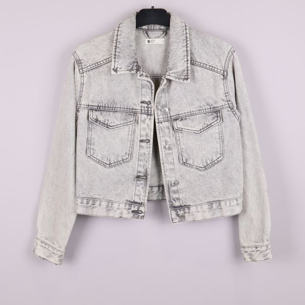 Ljus acid wash jeansjacka med två bröstfickor fram