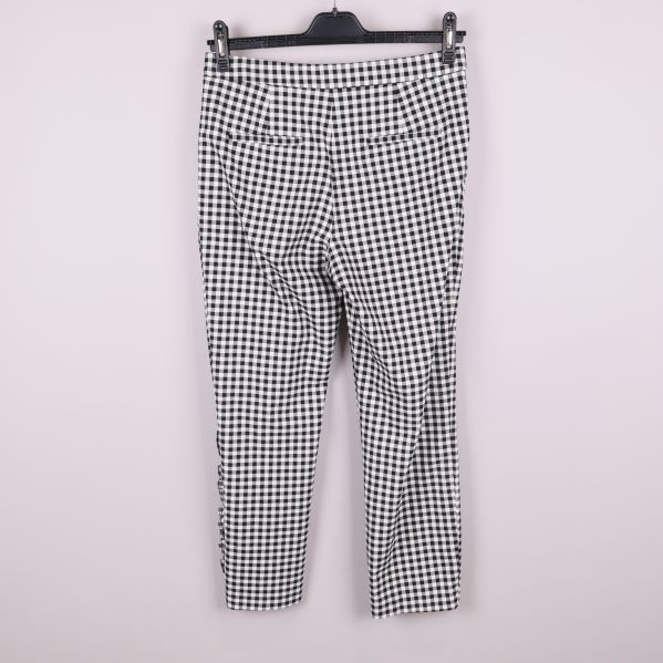 Baksida av svartvita rutiga byxor 