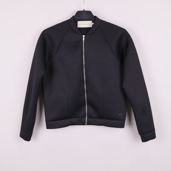 Svart bomberjacka hängande med dragkedja fram från Calvin Klein